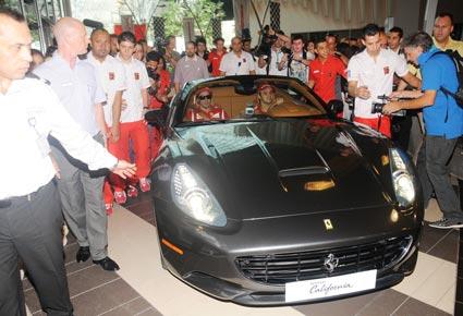 هتافات التشجيع لألونسو وماسا تضجّ في عالم فيراري أبوظبي قبل السباق